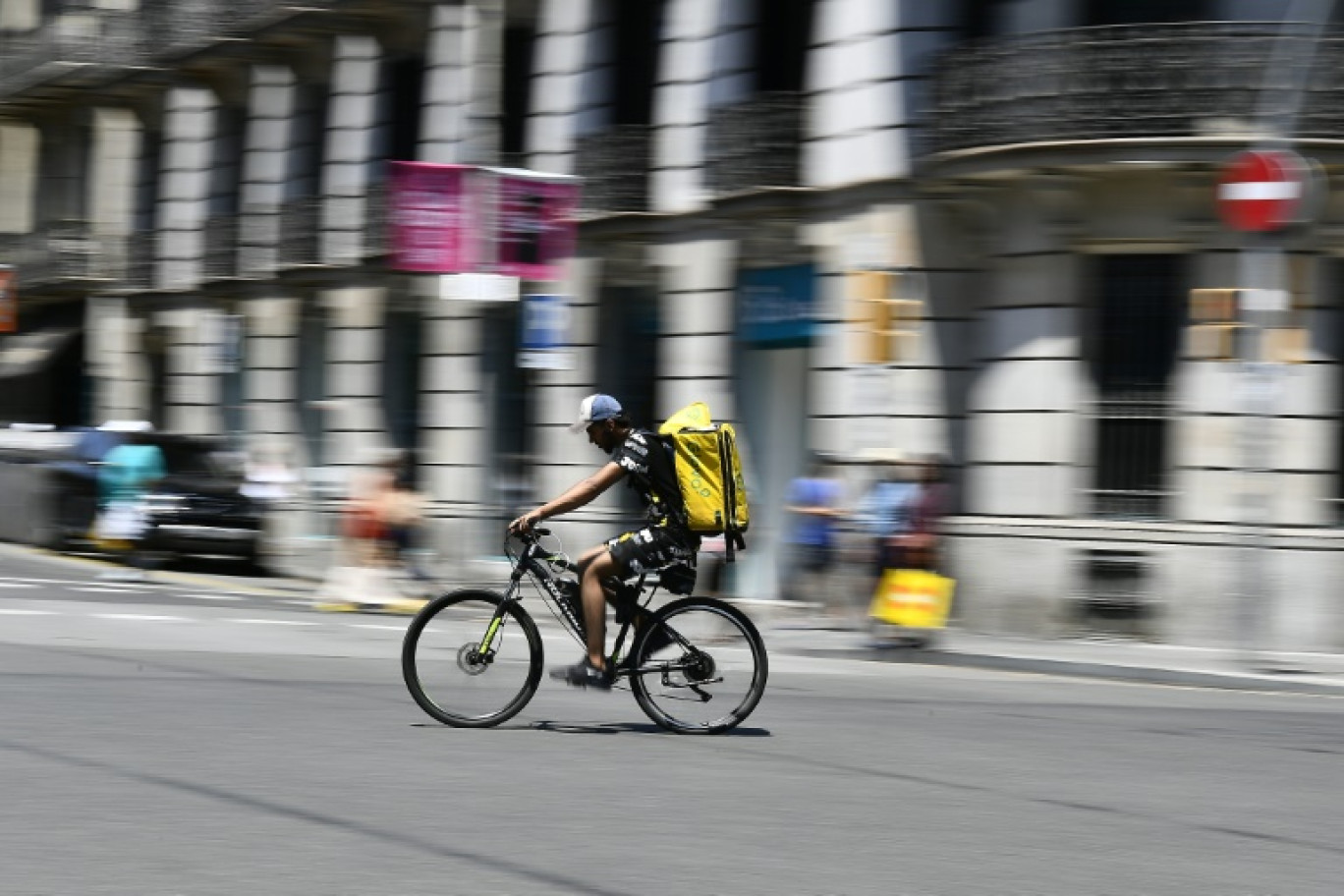 Un livreur employé par Glovo, à Barcelone, le 19 juillet 2022 © Pau BARRENA