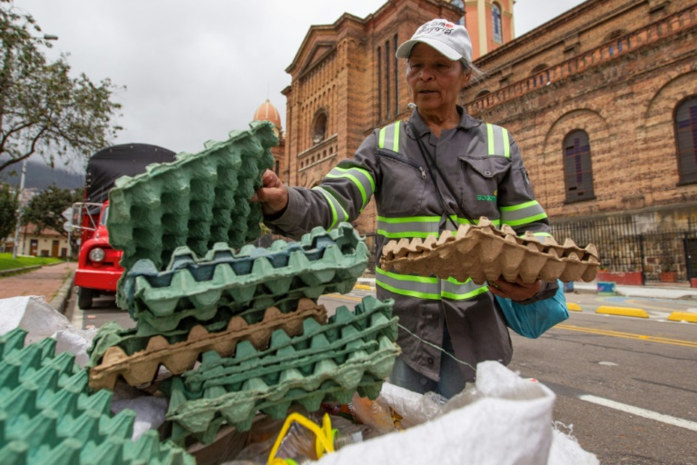 Miriam Calderon, qui espère bénéficier de la récente réforme des retraites, collecte des matériaux de recyclage dans le quartier de Las Cruces à Bogota, le 17 juillet 2024 © Alejandro Martinez