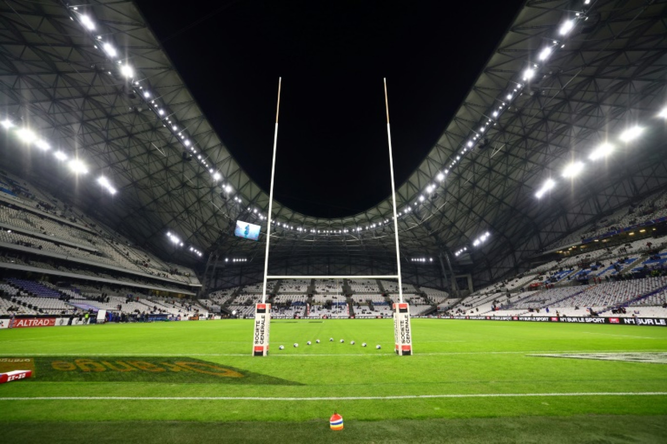 Dans la deuxième ville de France, qui habituellement vibre pour le ballon rond, l'atmosphère est étrangement calme alors que dix matches y sont prévus © CLEMENT MAHOUDEAU