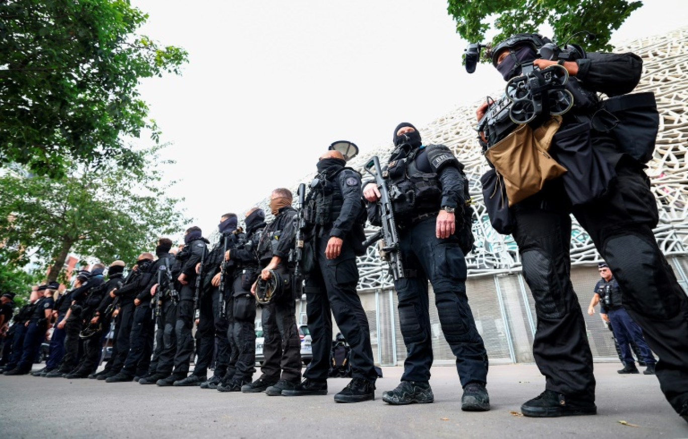 Des policiers de la Brigade de Recherche et d'Intervention (BRI) devant le Parc des princes, avant le match Israël-Mali, le 24 juillet 2024 à Paris © FRANCK FIFE