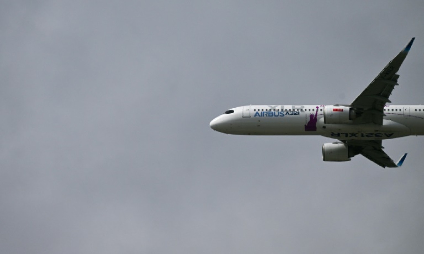 Un Airbus A321-XLR en démonstration au salon aéronautique de Farnborough le 22 juillet 2024 © JUSTIN TALLIS