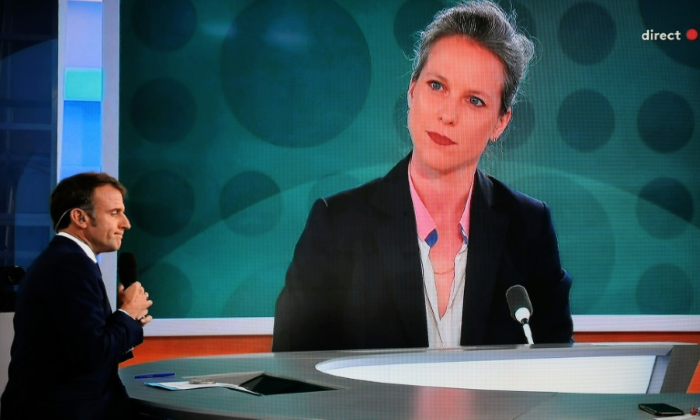 Portrait de Lucie Castets, diffusé sur un écran géant lors de l'interview du président Emmanuel Macron sur France 2, le 23 juillet 2024 © Ludovic MARIN