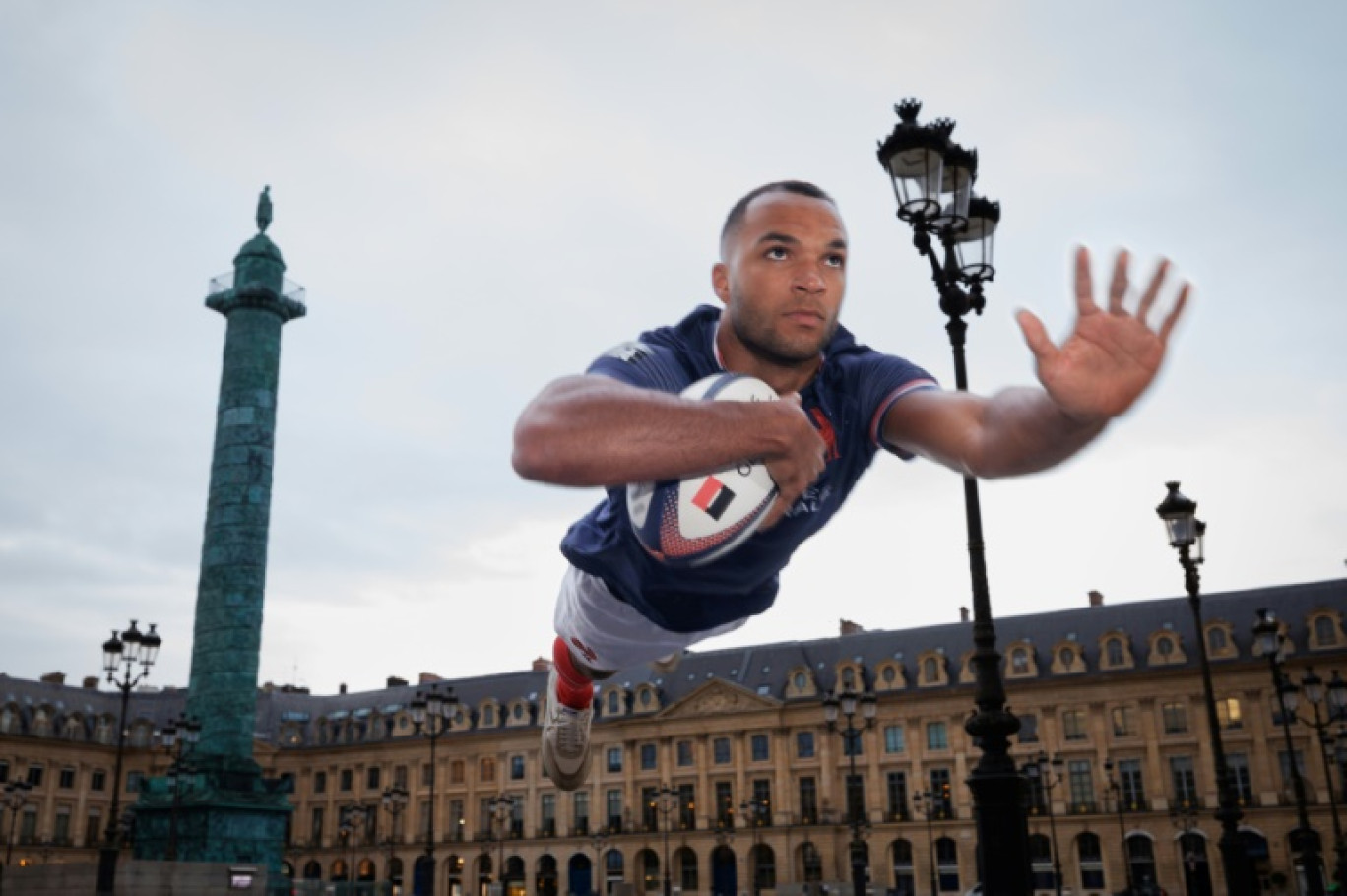 Le rugbymen français Varian Pasquet place Vendôme à Paris, le 25 mai 2024 à Paris © Franck FIFE