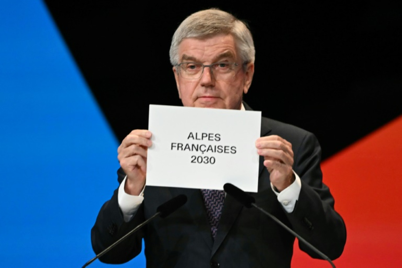 Le patron du Comité international olympique (CIO) Thomas Bach annonce l'hôte des Jeux d'hiver 2030, lors d'une réunion de l'instance à Paris le 24 juillet 2024 © Fabrice COFFRINI