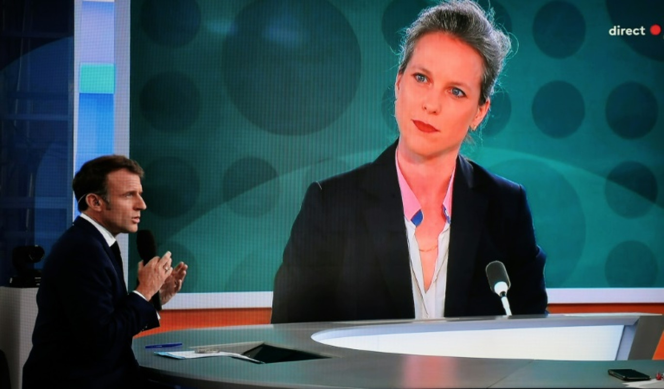 Emmanuel Macron et sur l'écran géant Lucie Castets sur le plateau de France 2 installé au Musée de l'Homme à Paris, le 23 juillet 2024 © Ludovic MARIN