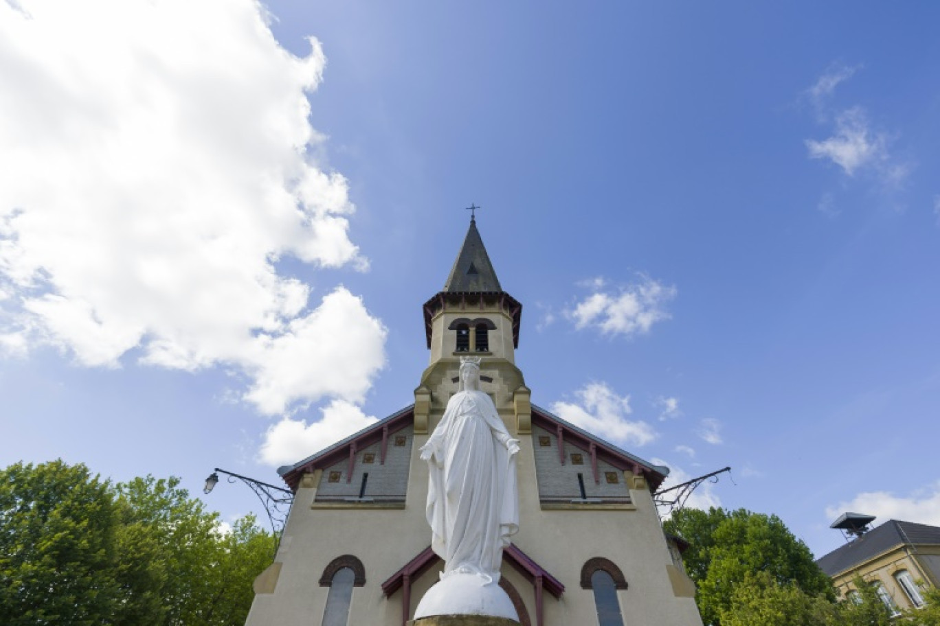 L'église Notre-Dame-de-Franchepre, construite par la famille de Wendel en 1910-1911 et située au cœur de la cité ouvrière de Genibois, à Joeuf, en Meurthe-et-Moselle, le 22 juillet 2024 © Jean-Christophe Verhaegen