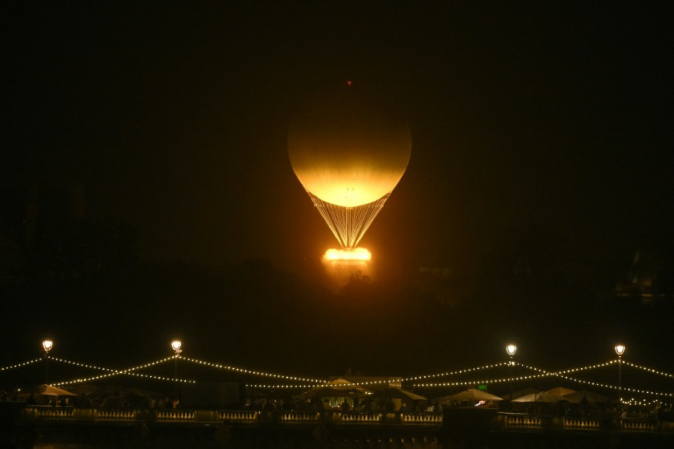 La vasque olympique dans le ciel de Paris, lors de la cérémonie d'ouverture des Jeux olympiques, le 26 juillet 2024 © Philippe Lopez