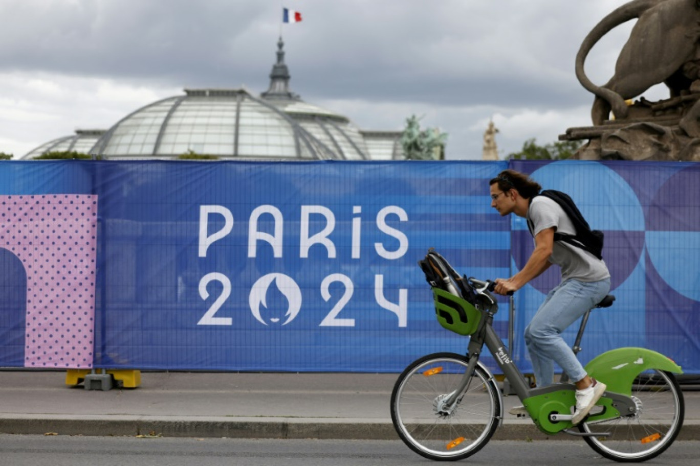 Un cycliste utilisateur du service Vélib' qui a été renforcé ces derniers mois en vue des JO, le 16 juillet à Paris. © Ludovic MARIN