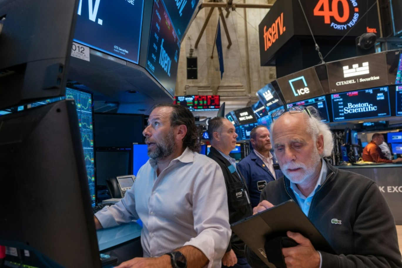 Des opérateurs du New York Stock Exchange © SPENCER PLATT