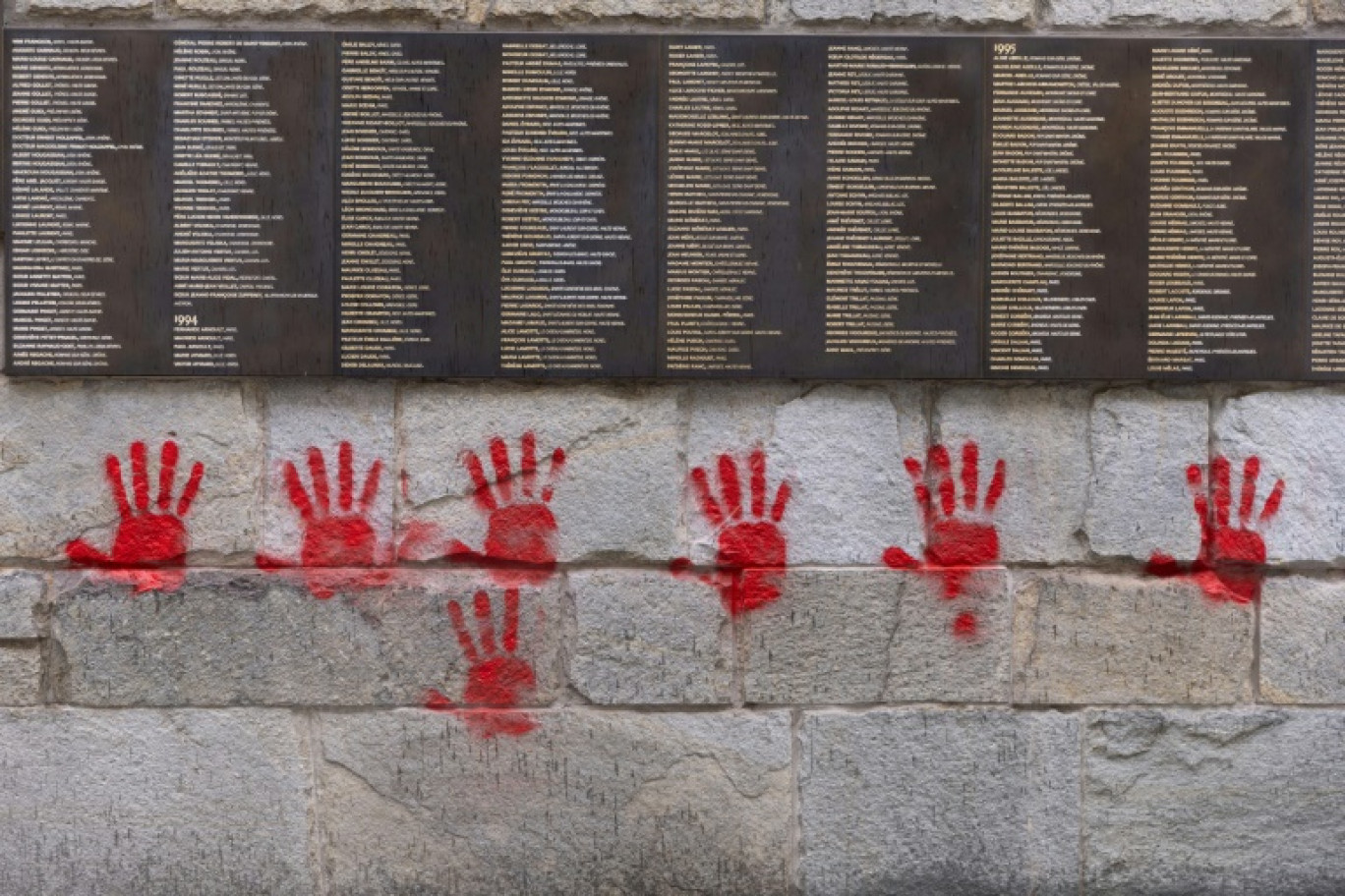 Des graffitis de mains rouges sur le Mur des Justes devant le mémorial de la Shoah à Paris, le 14 mai 2024 © Antonin UTZ