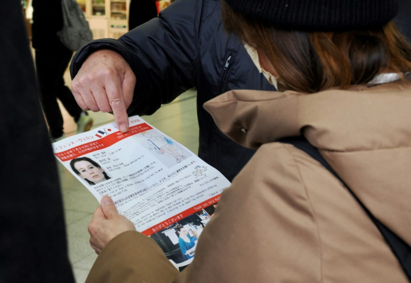 Une femme regarde un avis de recherche concernant la Française Tiphaine Véron, disparue au Japon depuis le 29 juillet 2018, à la gare de Nikko, au nord de Tokyo, le 13 décembre 2022 © Toshifumi KITAMURA