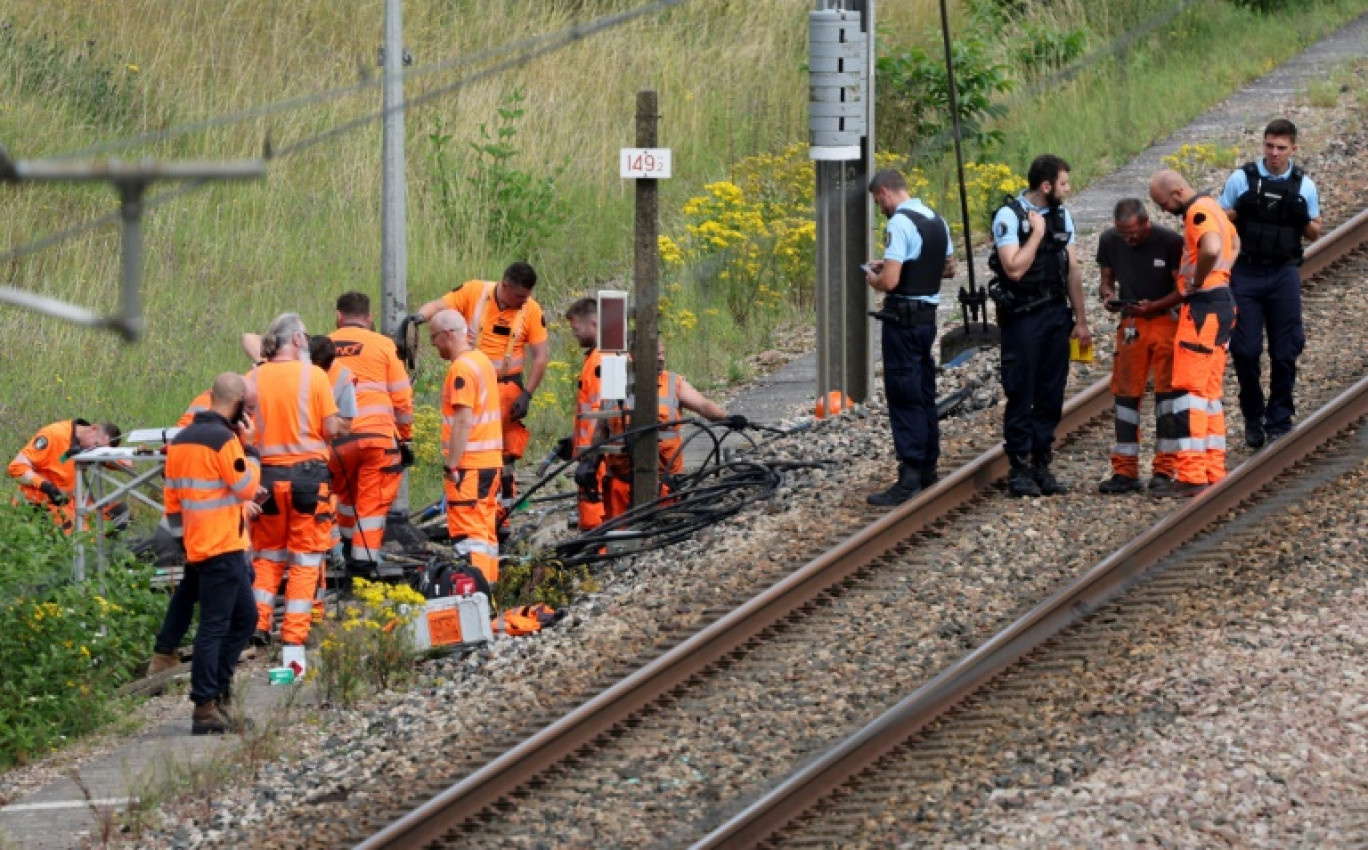 Des agents de la SNCF et des gendarmes sur les lieux d'un sabotage présumé à Croiselles, dans le nord de la France, le 26 juillet 2024 © Denis CHARLET