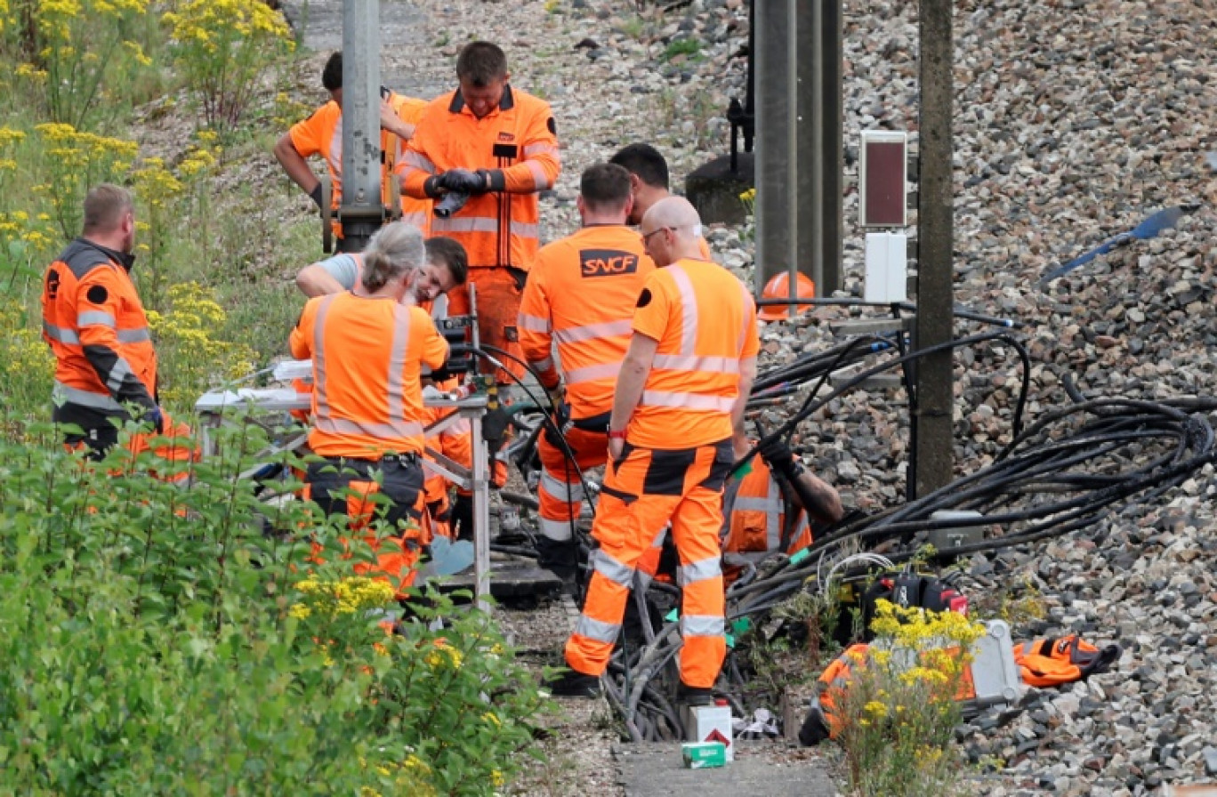 Des agents de la SNCF sur les lieux d'un sabotage, le 26 juillet 2024 à Croiselles, dans le nord de la France © Denis CHARLET