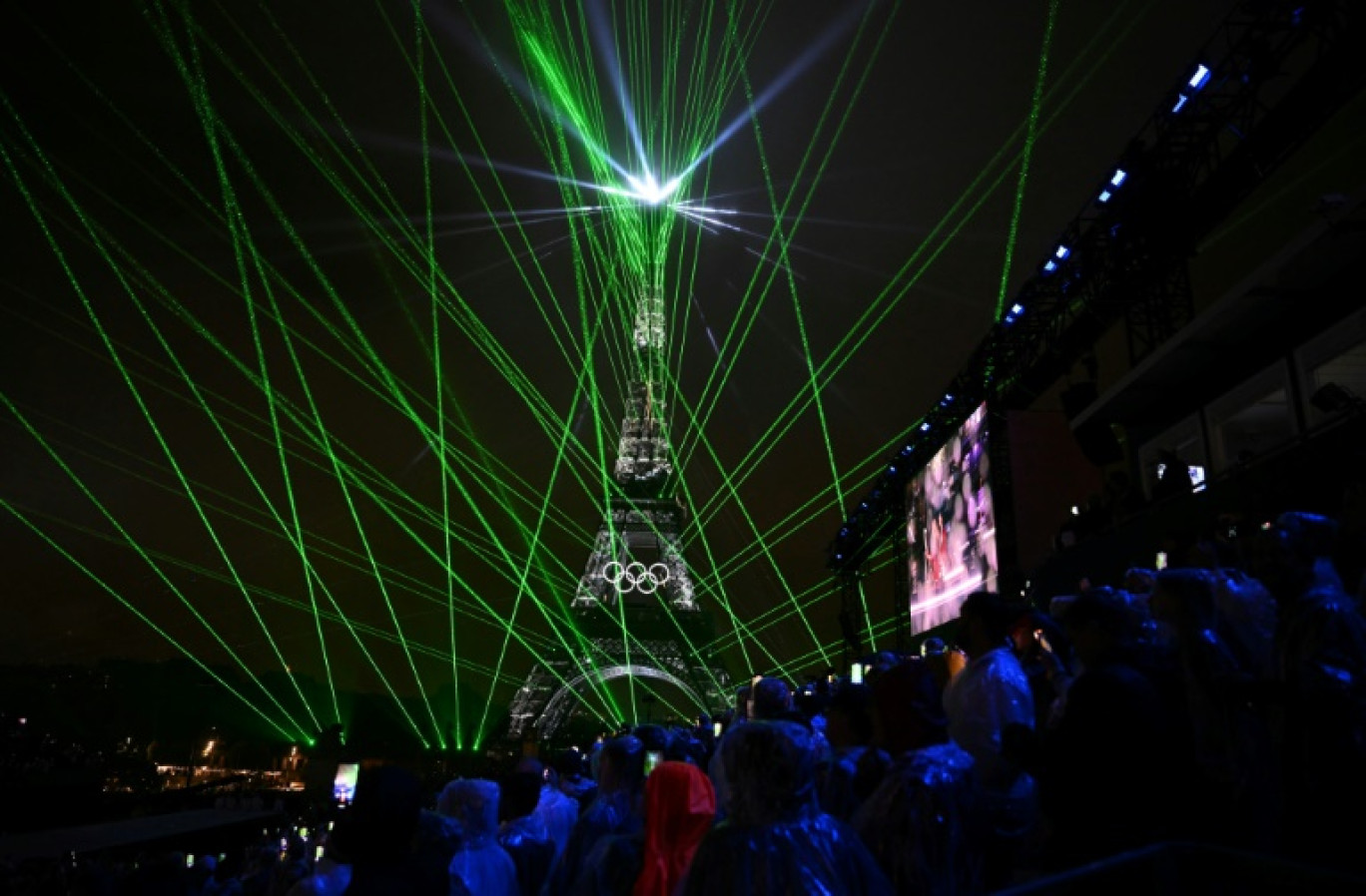 La tour Eiffel sous les lasers durant la cérémonie d'ouverture des Jeux olympiques de Paris, le 26 juillet 2024 © Jonathan NACKSTRAND