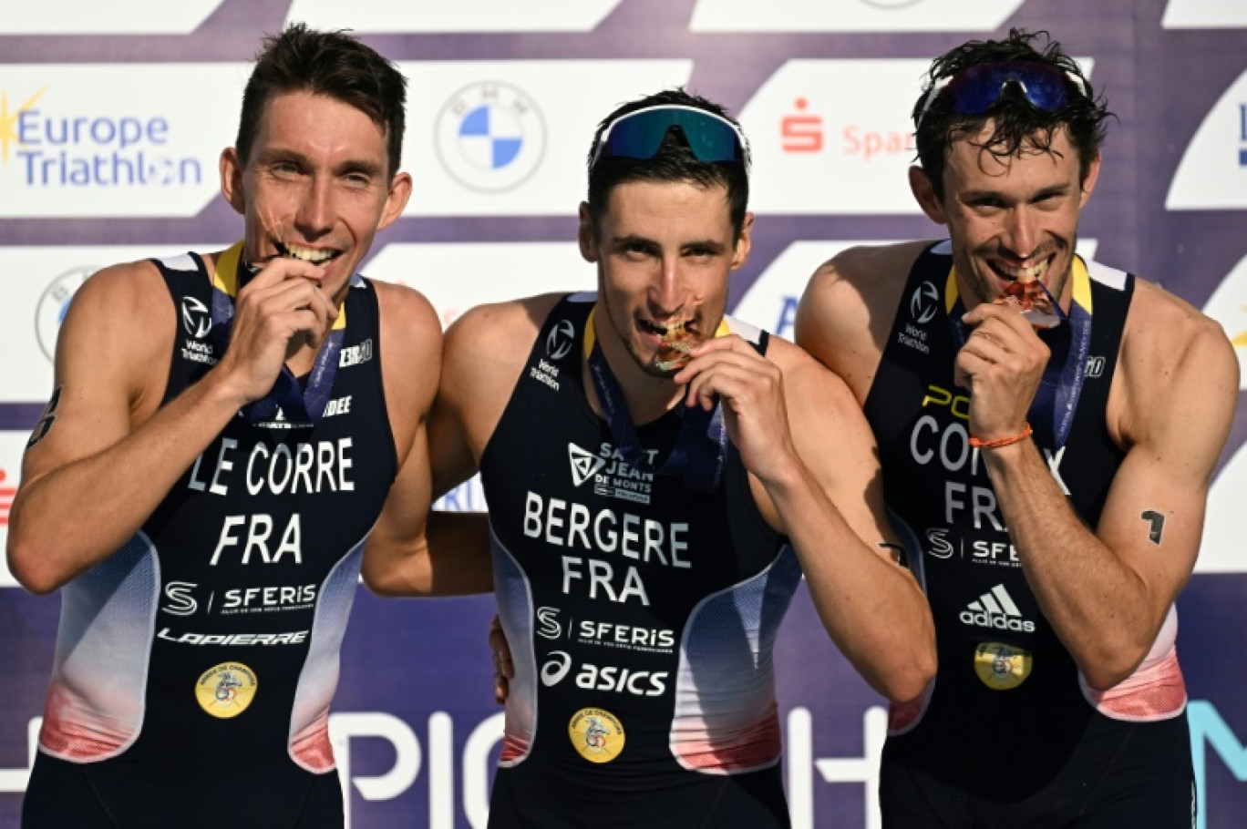 Pierre Le Corre, Léo Bergère et Dorian Coninx (de gauche à droite) sur le podium des championnats d'Europe, le 13 août 2022 à Munich © INA FASSBENDER