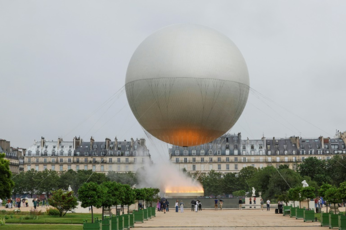 La vasque olympique aux allures de montgolfière posée dans le jardin des Tuileries, le 27 juillet 2024 à Paris © Geoffroy VAN DER HASSELT