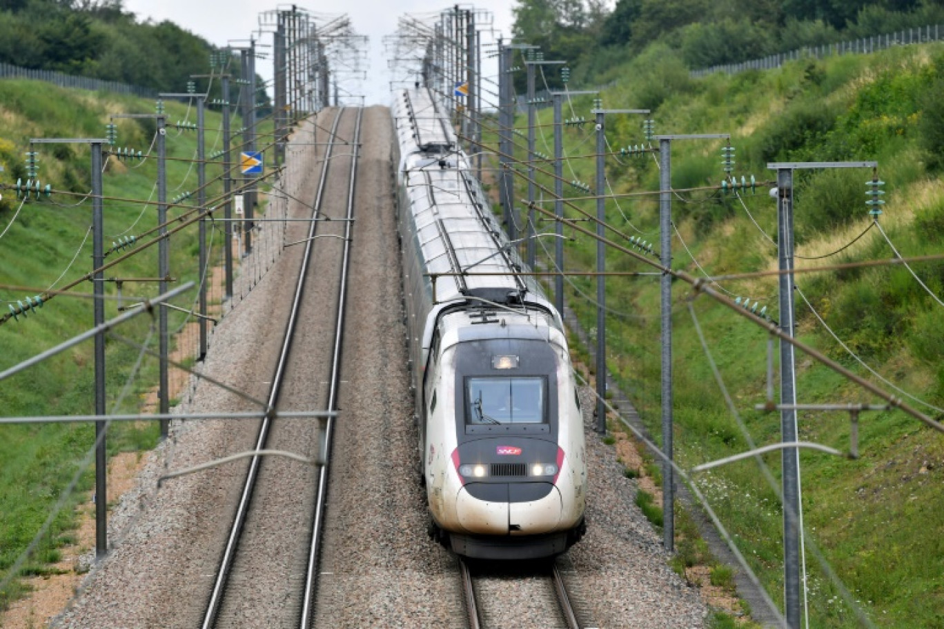 Un TGV sur la ligne Paris-Bordeaux au niveau de Chartres, dans le nord de la France, le 26 juillet 2024 © JEAN-FRANCOIS MONIER