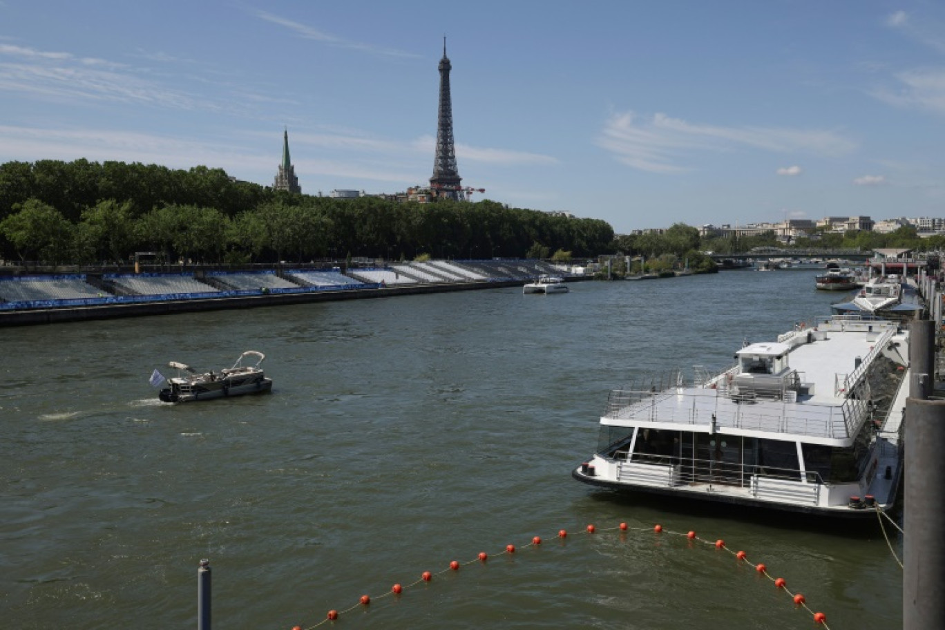 La Seine le 28 juillet 2024 après l'annulation du premier entraînement de triathlon des JO-2024 dans le fleuve © Valentine CHAPUIS