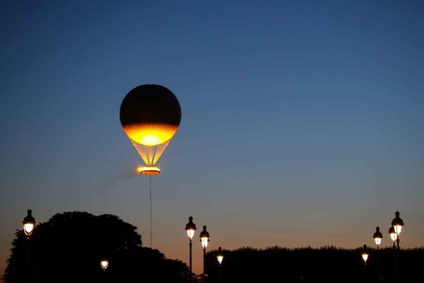 La vasque olympique au-dessus du Jardin des Tuileries à Paris le 28 juillet 2024 © Thibaud MORITZ