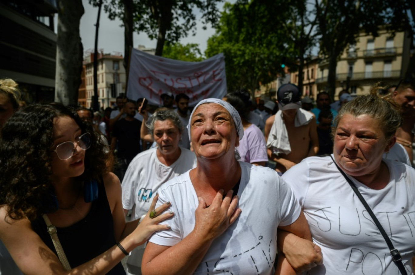 Sylvie Loerch, mère de Maïcky, 28 ans, tué par un gendarme lors d'un contrôle routier,  rejoint les membres de la communauté des gens du voyage lors d'une marche blanche à Toulouse, le 30 juillet 2024 © Ed JONES