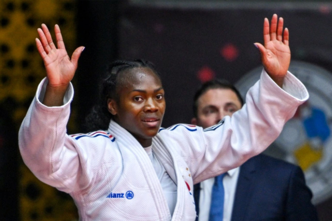 La judoka française Clarisse Agbégnénou fête sa médaille de bronze contre Andreja Leski de Slovénie après un combat au Championnat du Monde de Judo à Abu Dhabi le 21 mai 2024 © Ryan LIM