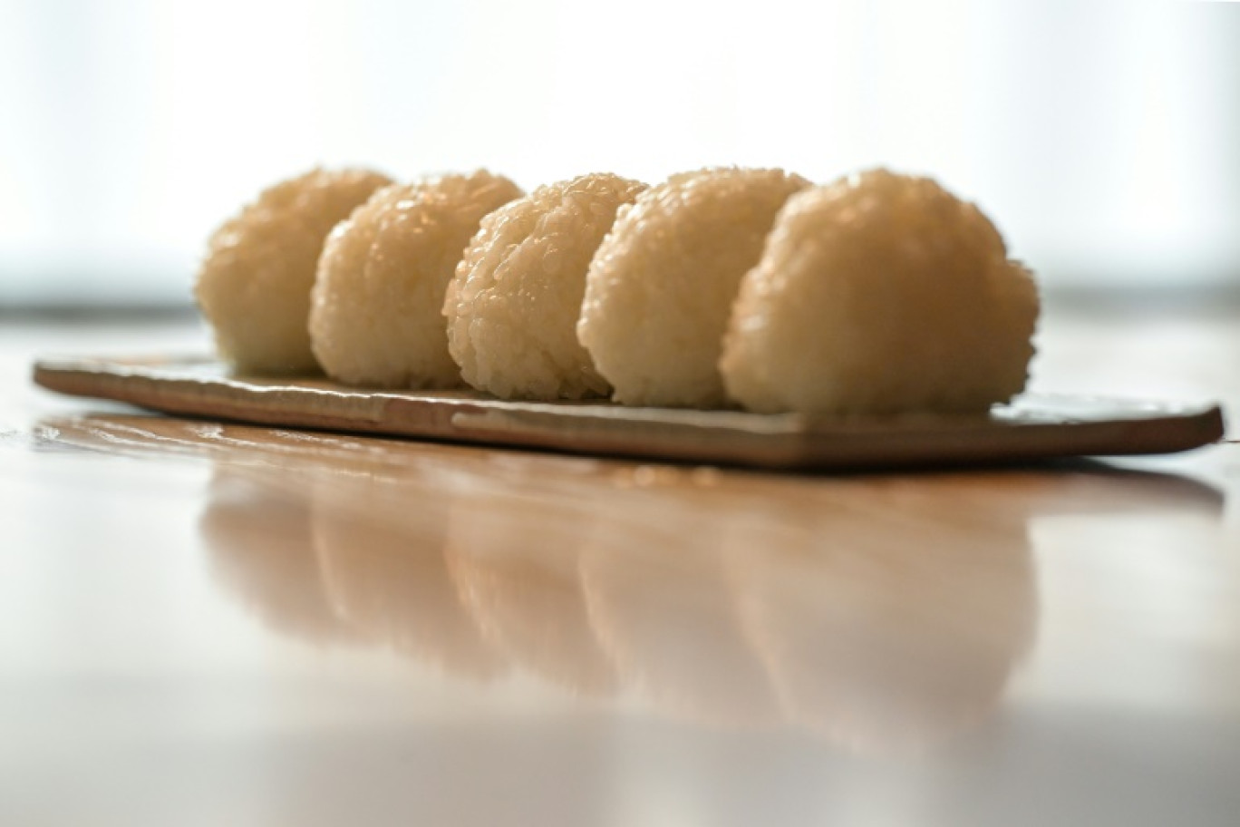 Photo de boulettes de riz confectionnées par Miki Yamada, gérante de "Warai Musubi", un service de traiteur d'onigiri, prise le 7 décembre 2023 © Richard A. Brooks