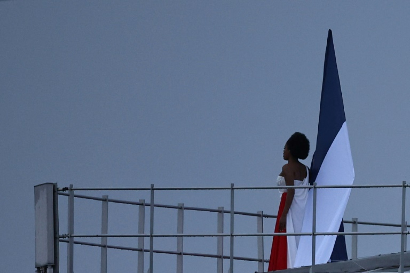 La chanteuse lyrique Axelle Saint-Cirel interprète la "Marseillaise" sur le toit du Grand Palais à Paris lors de la cérémonie d'ouverture des JO le 26 juillet 2024 © Anne-Christine POUJOULAT