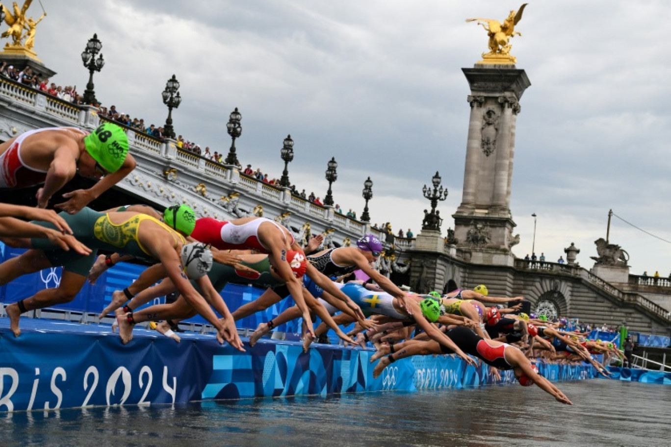 Les participantes du triathlon féminin des Jeux de Paris plongent dans la Seine au moment du départ, le 31 juillet 2024 © Jeff PACHOUD