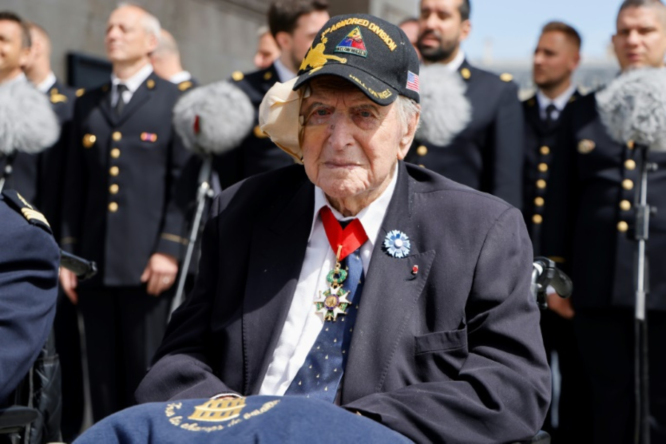 Le vétéran français de 1939-45, Jacques Lewis, qui a débarqué avec les alliés américains sur Utah beach, le 6 juin 1944, lors des commémorations du 80ème anniversaire du Débarquement sous l'Arc de Triomphe à Paris © Ludovic MARIN