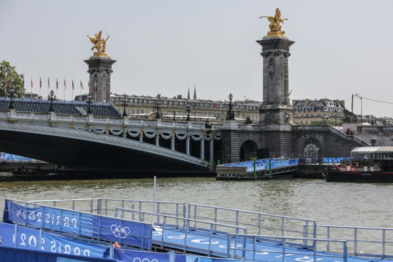 Les installations en vue des épreuves de natation de triathlon des JO-2024, près du pont Alexandre III à Paris le 30 juillet 2024 © Thibaud MORITZ