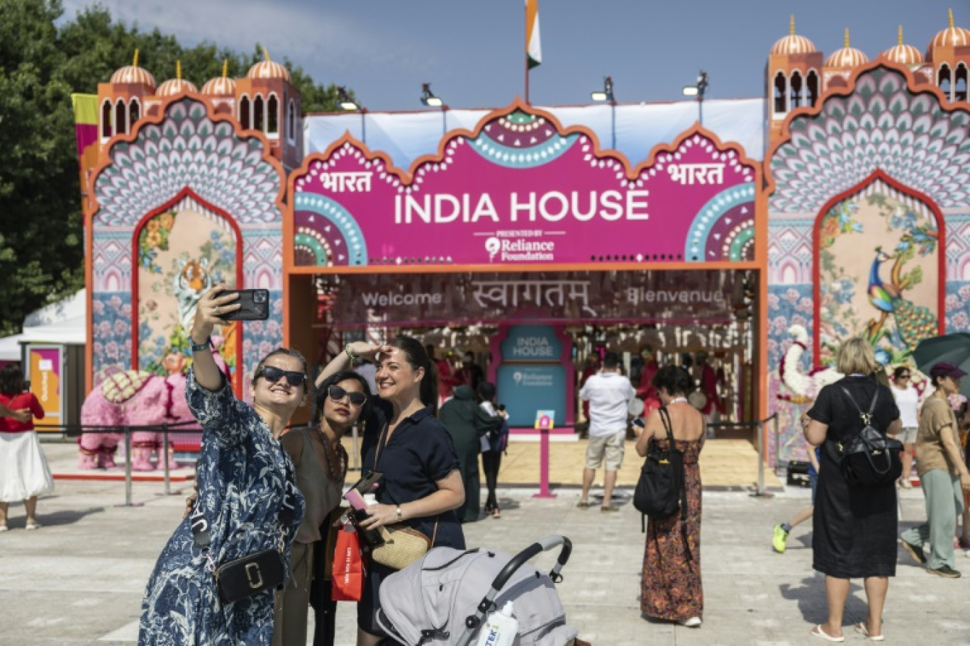 Des visiteurs dans l'India House au parc des Nations à Paris, le 30 juillet 2014 © Olympia DE MAISMONT