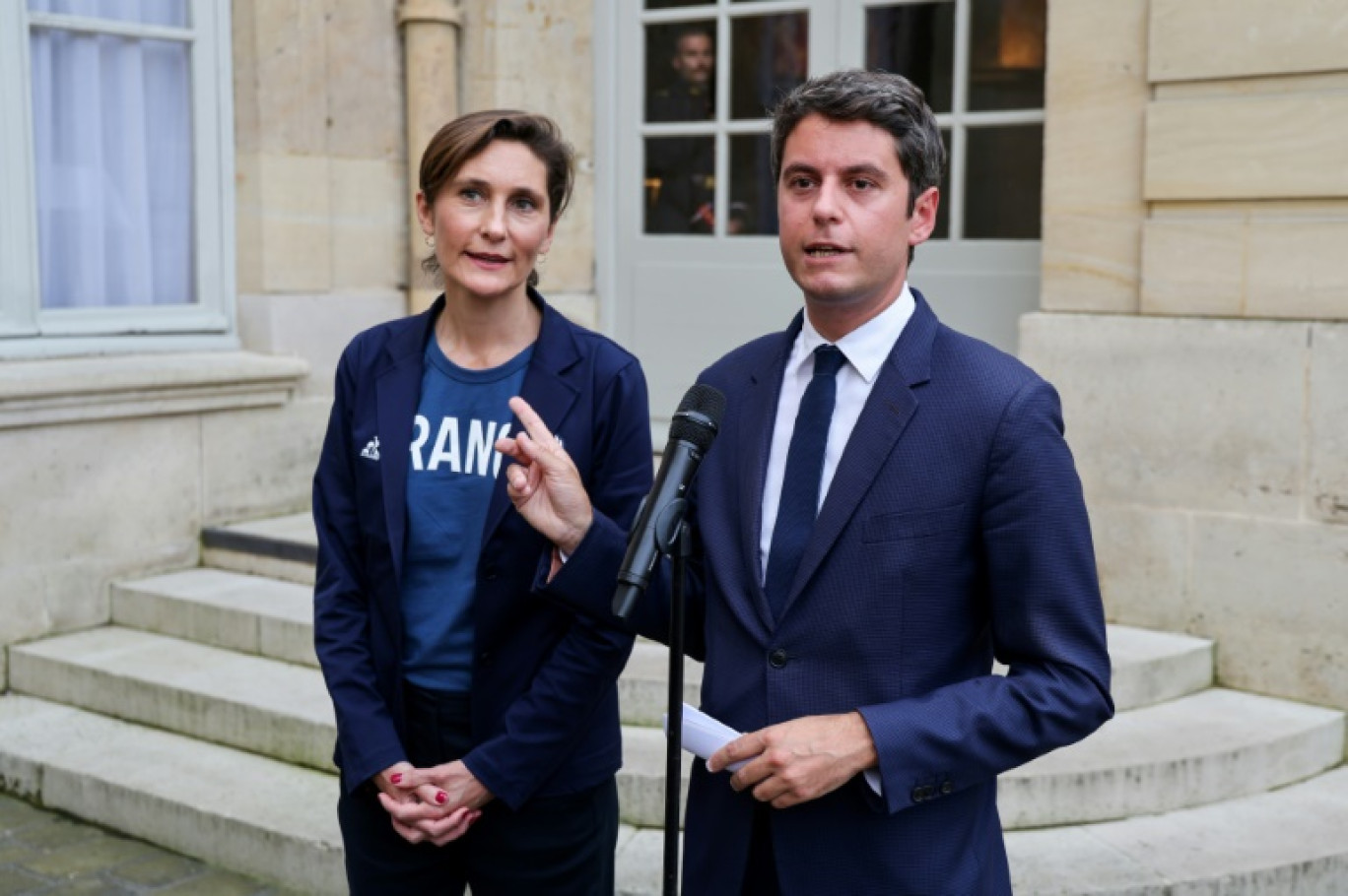 Le Premier ministre démissionnaire Gabriel Attal fait un point sur la première semaine des JO à Matignon avec à ses côtés  la ministre des Sports démissionnaire  Amélie Oudéa-Castera, le 31 juillet 2024 © Ludovic MARIN