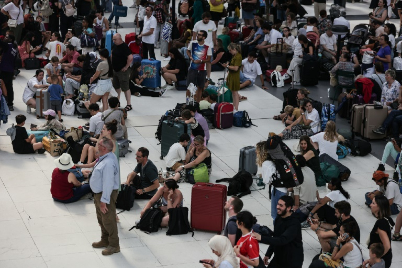 Des passagers en attente de train gare de Lyon à Paris, le 31 juillet 2024 © Thibaud MORITZ