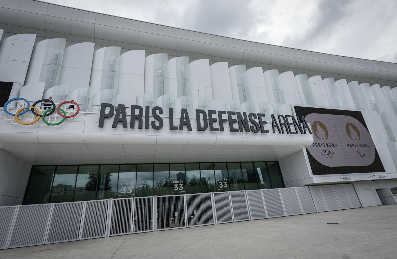 Rysosphère, spécialiste de la végétalisation de toits, est intervenue sur plusieurs chantiers, dont celui de l'immense salle Paris La Défense Arena. © Stéphane de Sakutin-AFP