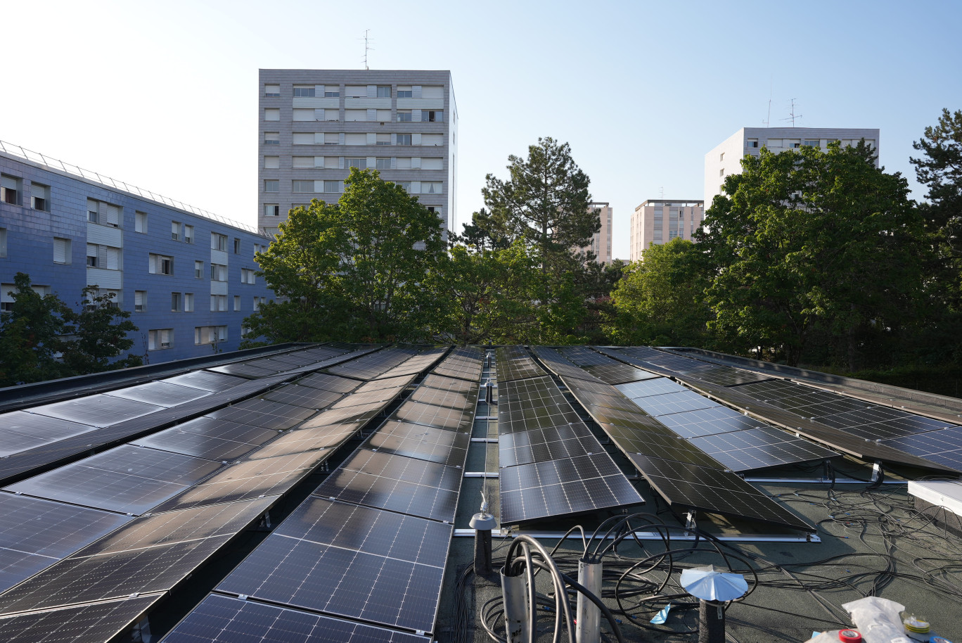 Le programme européen Response intègre des panneaux solaires sur les toits des bâtiments et, grâce à l’autoconsommation, transforme le rapport à l’énergie à l’échelle du quartier de la Fontaine d’Ouche à Dijon. (©Christian Dubarry-Dijon métropole)