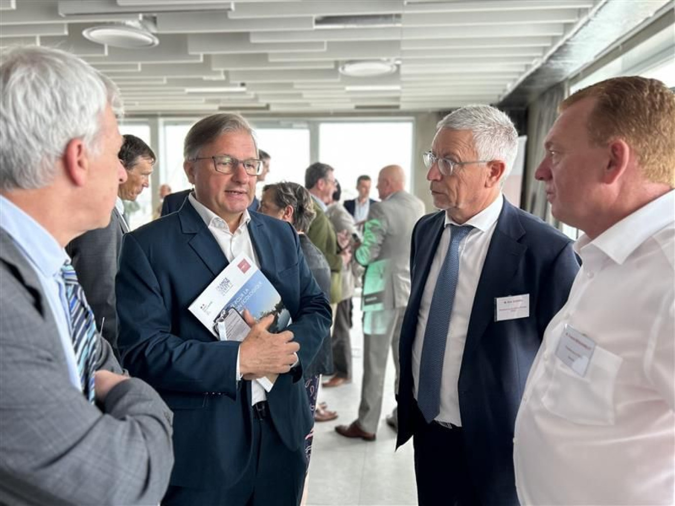 Sylvain Waserman, Président de l’Ademe (au centre), avec Eric Guerin, Président du SE60, et Franck Beauvarlet, Président de Territoire d’Énergie 80 (©️ADEME)