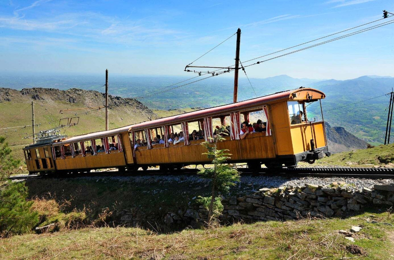 En juillet et en août, 15 départs sont programmés tous les jours contre 11 en basse saison. © Train de la Rhune