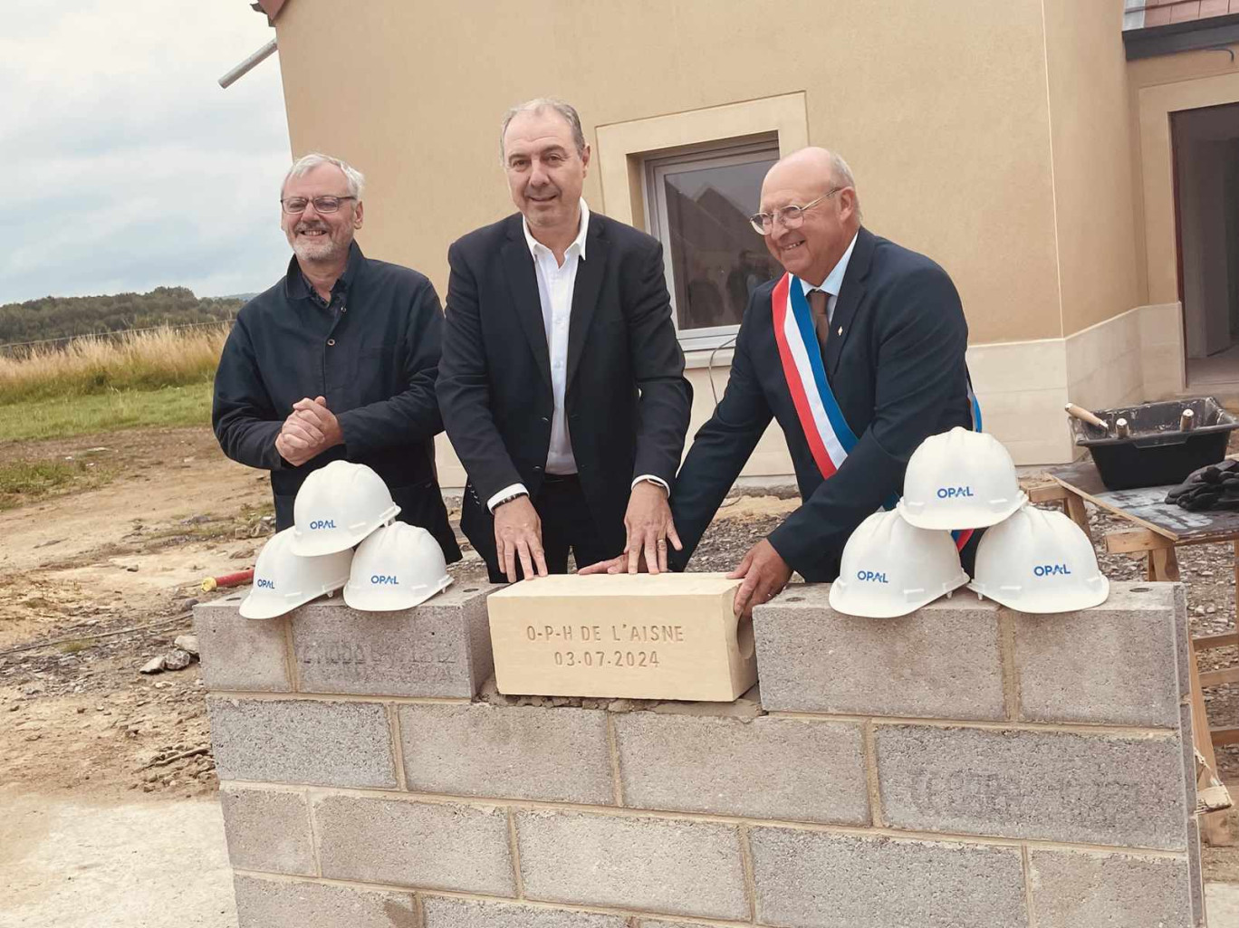 La pose de la première pierre a eu lieu mercredi 3 juillet avec Freddy Grzeziczak (au centre), président de l'Opal et Dominique Marcellin, maire de Vasseny. (c) Opal