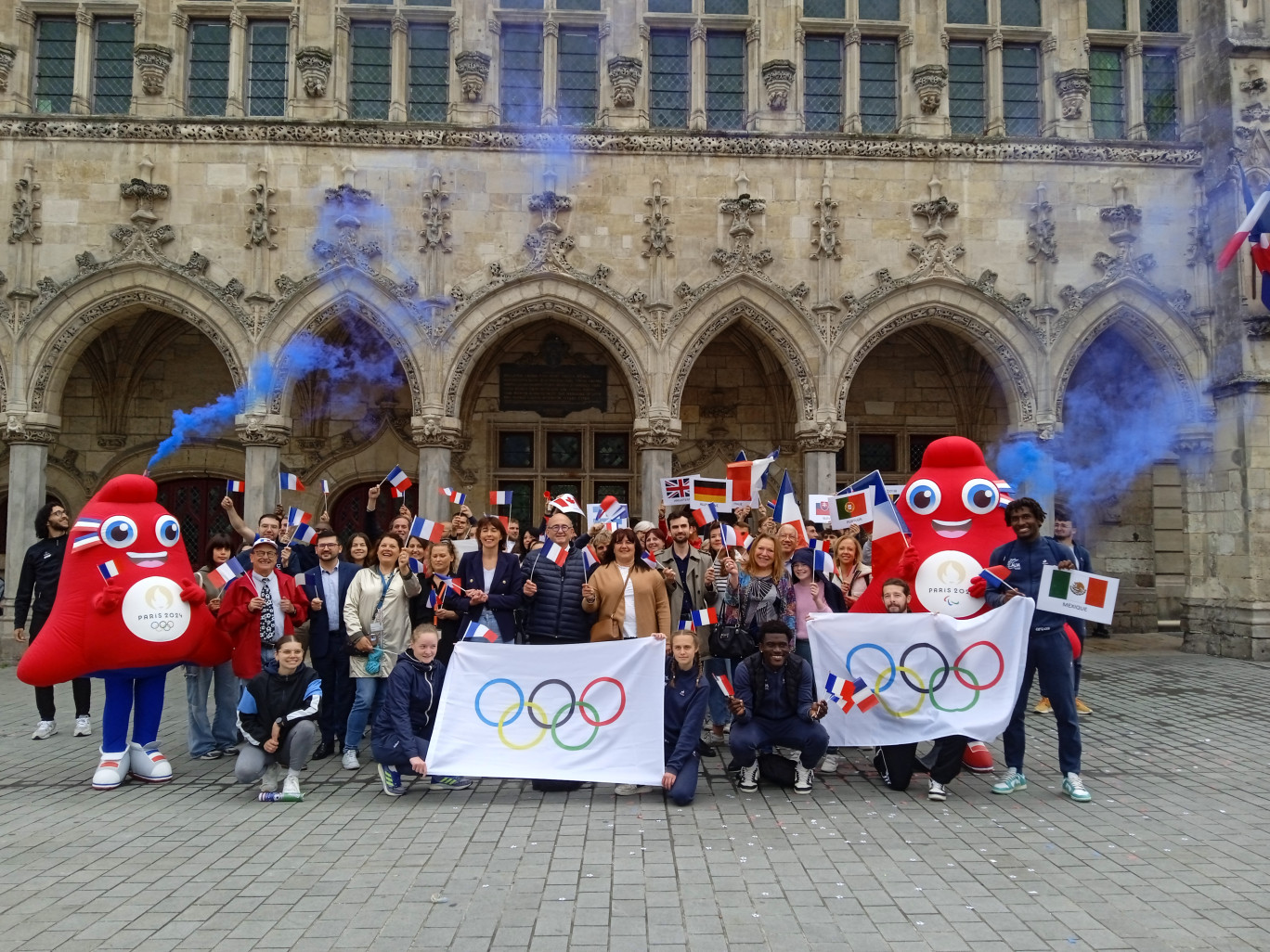 Photo officielle devant l’Hôtel-de-ville de Saint-Quentin. 