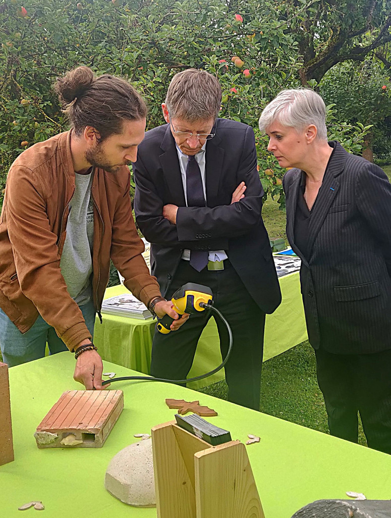 Louis Hue, chargé de mission chez Picardie Nature, présente à Emmanuel Moulard, secrétaire général de la Préfecture de la Somme et à Marie-Céline Masson des méthodes d’observation des chauves-souris. @Aletheia Press/ DLP)