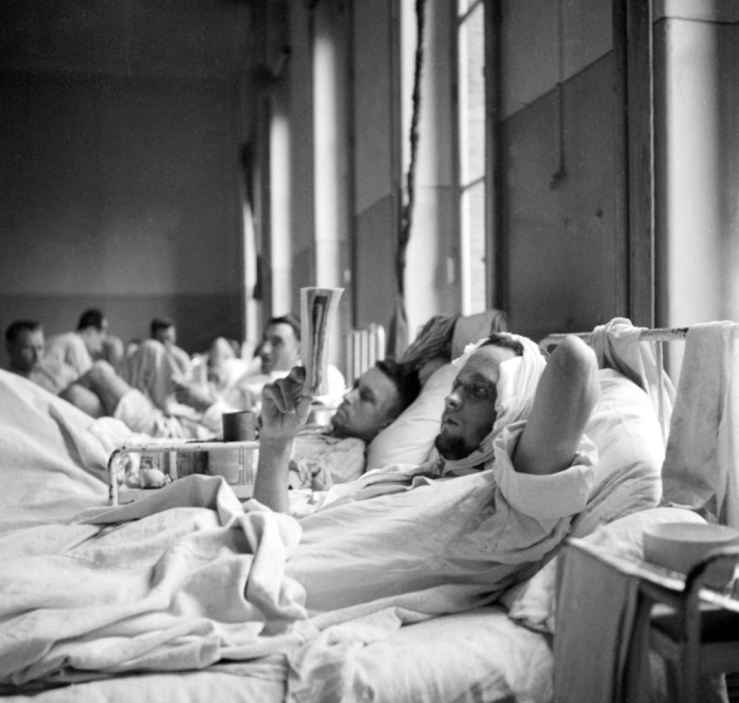 Des hommes blessés lors d'affrontements entre miliciens et Allemands contre les FFI (Forces françaises de l'intérieur) à l'Hôtel-Dieu à Paris en août 1944 © STF