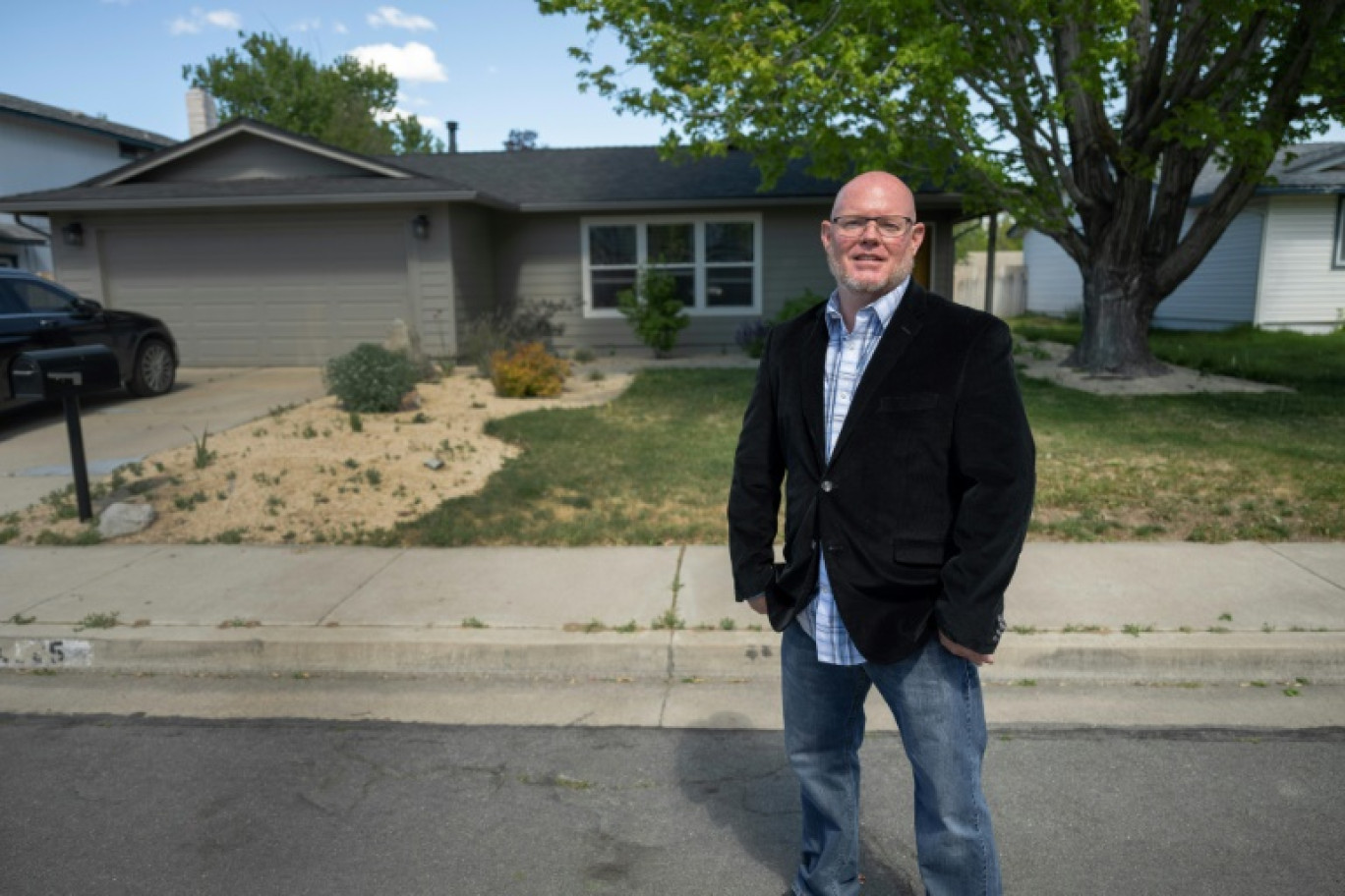 Sean Burke, courtier immobilier, devant une maison qu'il a aidé à vendre, le 9 mai 2024 à Reno, au Nevada © Robyn BECK