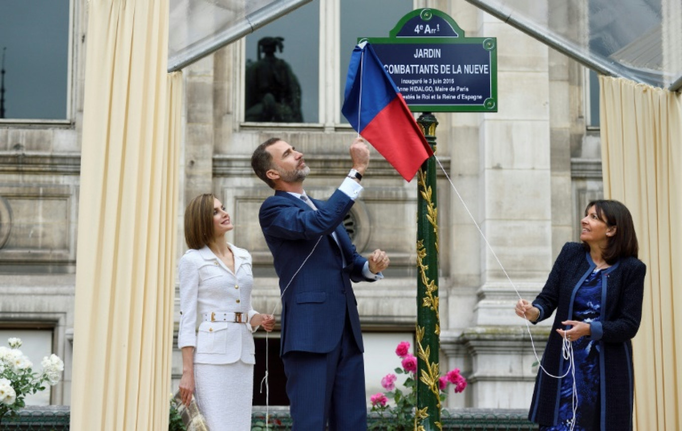 Le roi d'Espagne Felipe VI, accompagné de la reine Letizia, et la maire de Paris Anne Hidalgo inaugurent le 3 juin 2015 à Paris le Jardin des combattants de la Nueve près de l'Hôtel de Ville © ERIC FEFERBERG