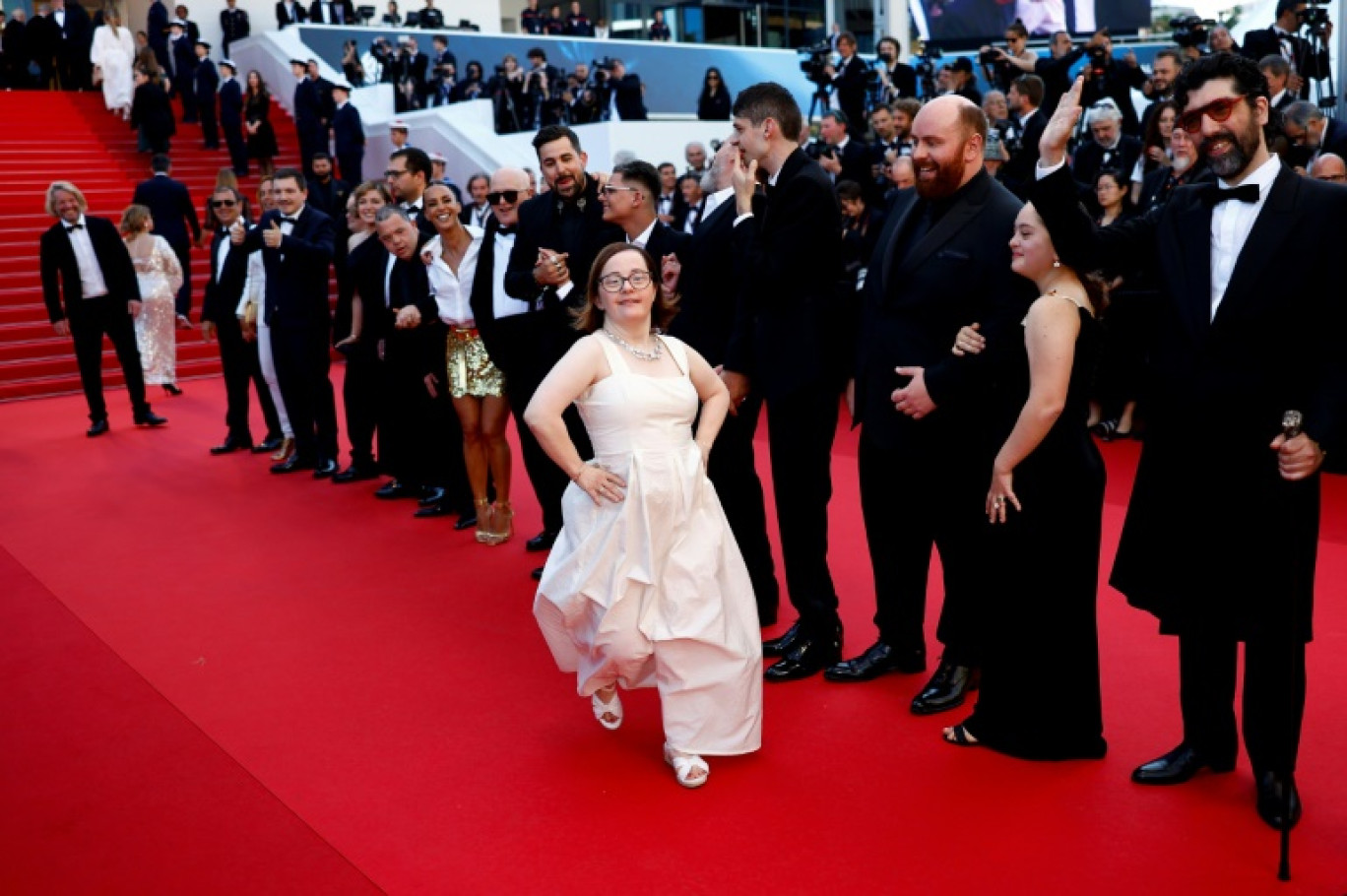 L'équipe d'"Un p'tit truc en plus", dont la comédienne Marie Colin (C) et le réalisateur Artus (derrière, au centre) au 77e festival de Cannes le 22 mai 2024 © Sameer Al-Doumy