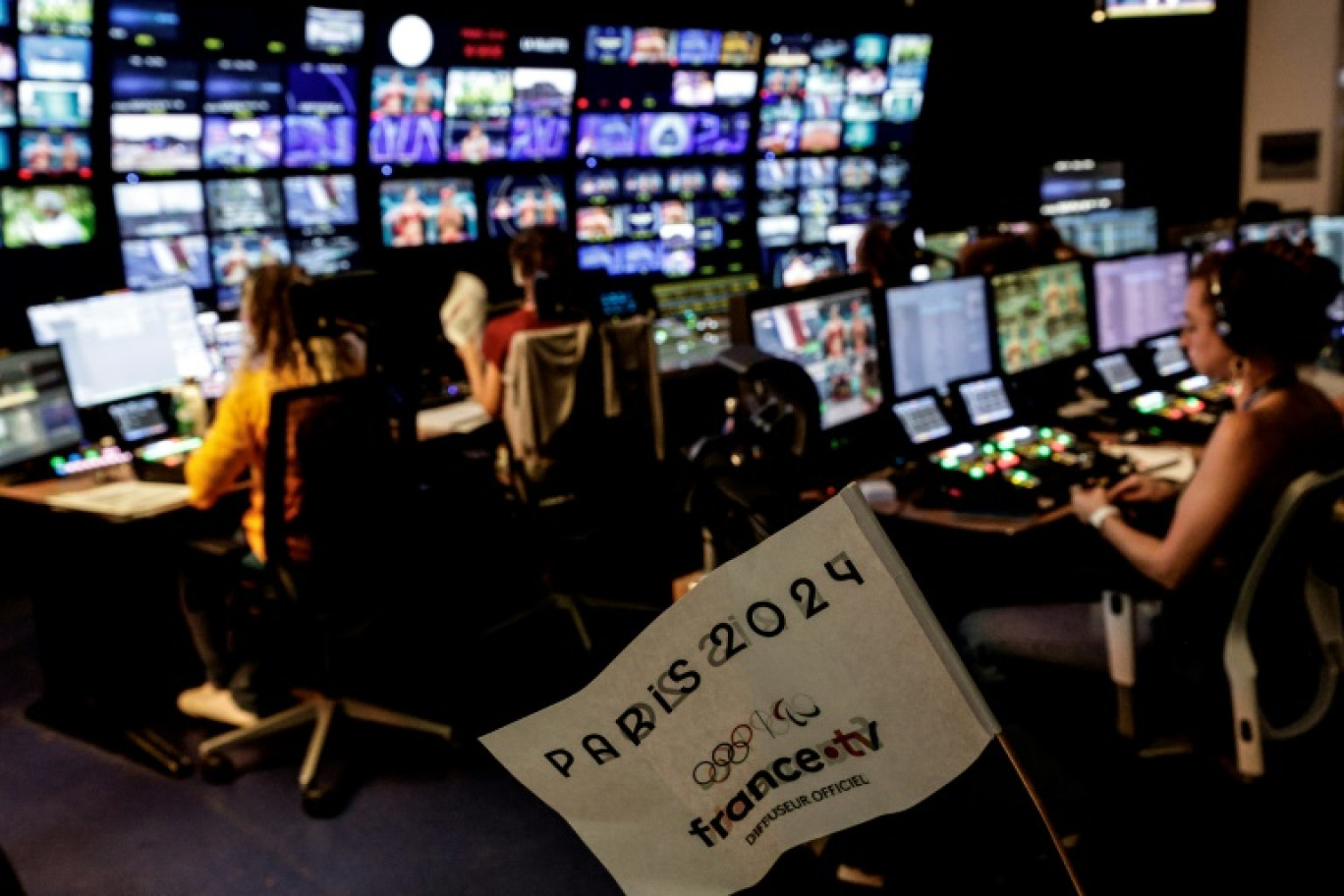 Cette photographie montre un studio de réalisation au siège de France Télévisions, lors des Jeux Olympiques de Paris 2024, à Paris, le 31 juillet 2024 © STEPHANE DE SAKUTIN