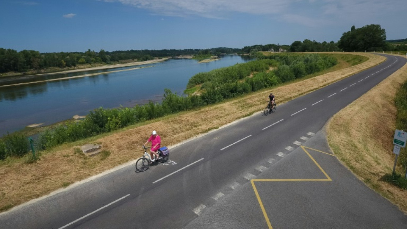 Deux cyclistes sur le parcours "La Loire à vélo", qui relie Cuffy, dans le Cher, à Saint-Nazaire, en Loire-Atlantique, le 2 juillet 2019 © GUILLAUME SOUVANT