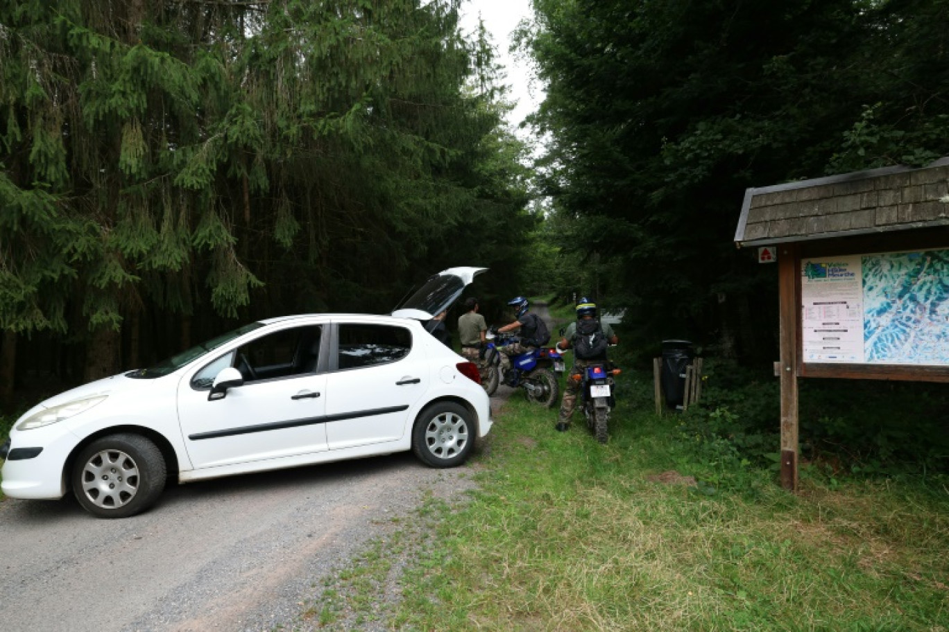 Un gendarme participant aux recherches pour tenter de localiser Lina, le 1er août 2024 à Anould, dans les Vosges © FREDERICK FLORIN