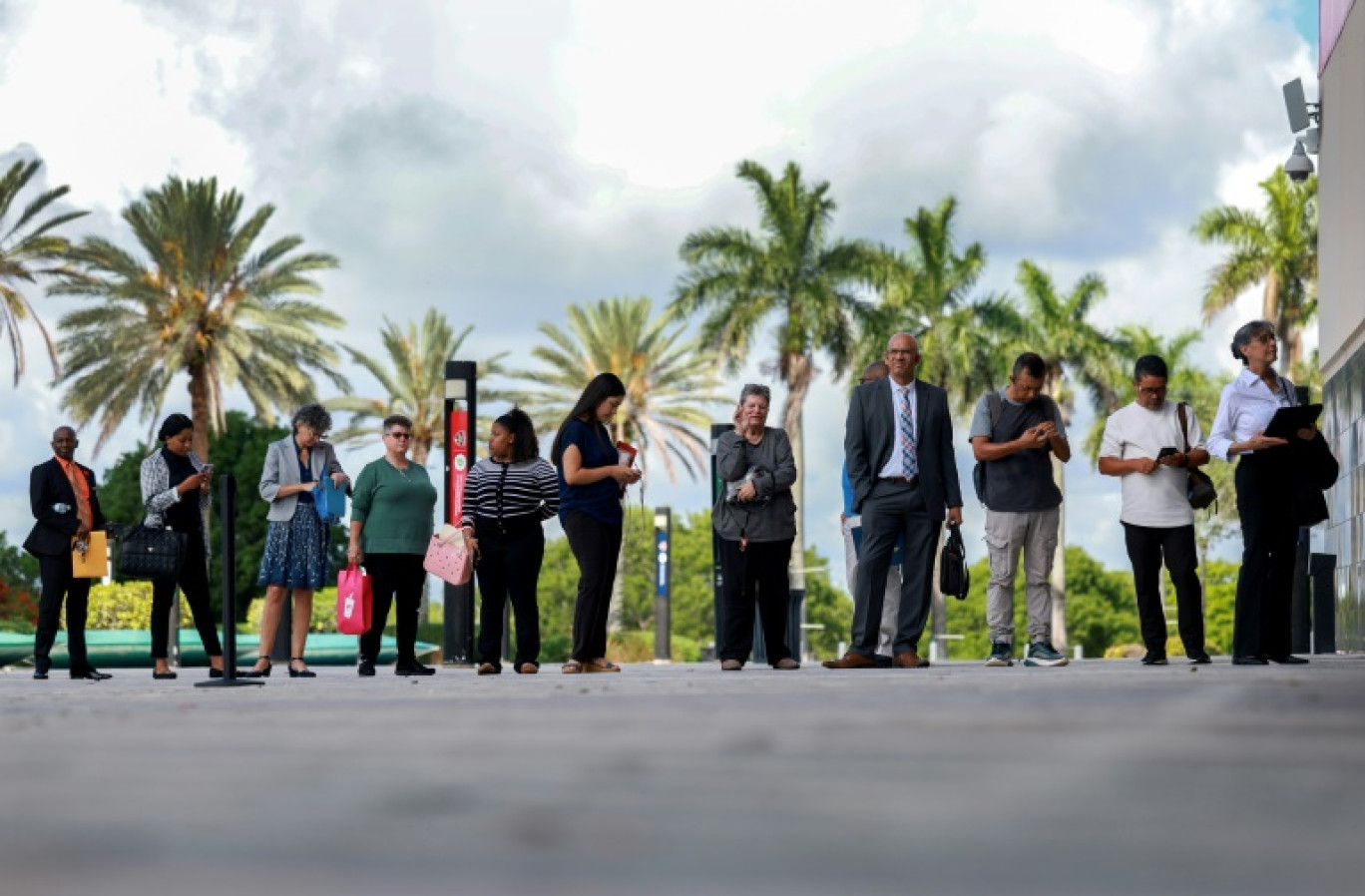 File d'attente devant l'entrée d'un salon de l'emploi à Sunrise (Floride), le 26 juin 2024 © JOE RAEDLE