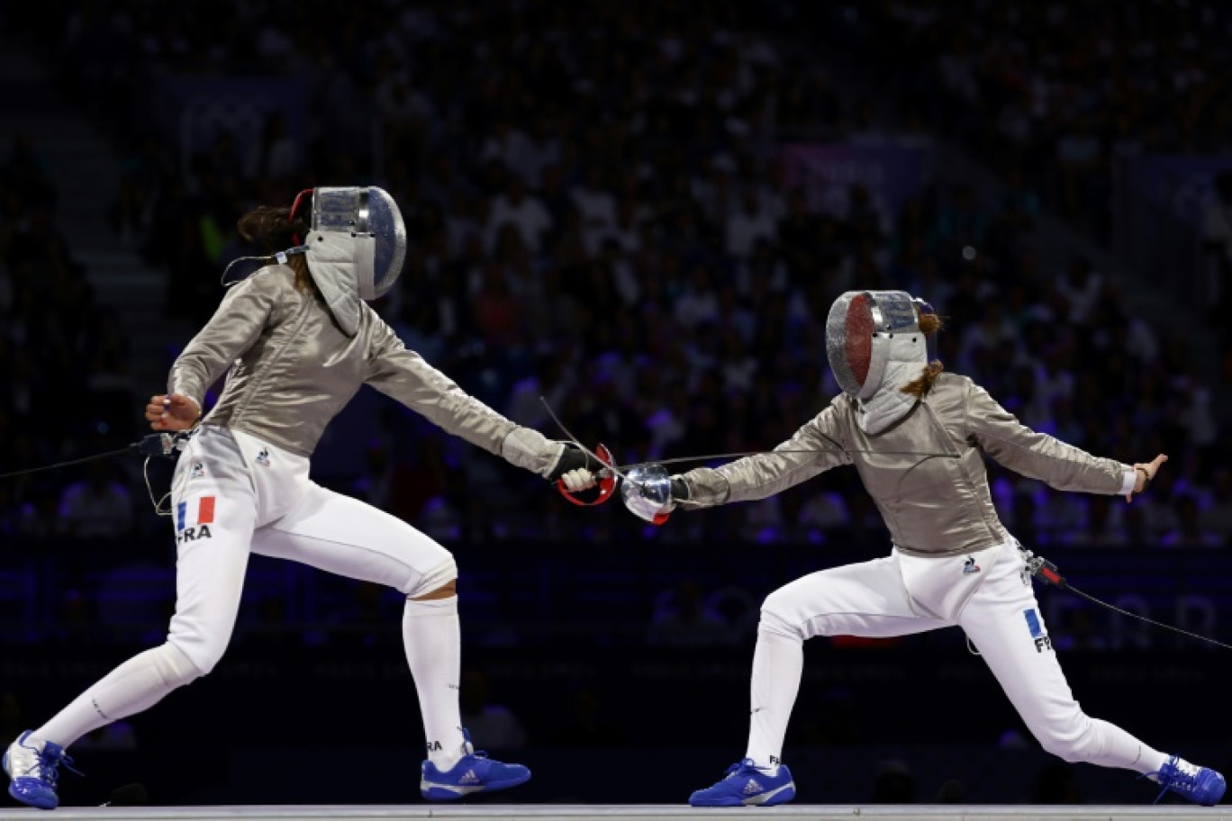 Les sabreuses françaises Manon Apithy-Brunet (droite) et Sara Balzer (gauche) s'affrontent pour la médaille d'or le 29 juillet 2024 aux JO, à Paris © Franck FIFE