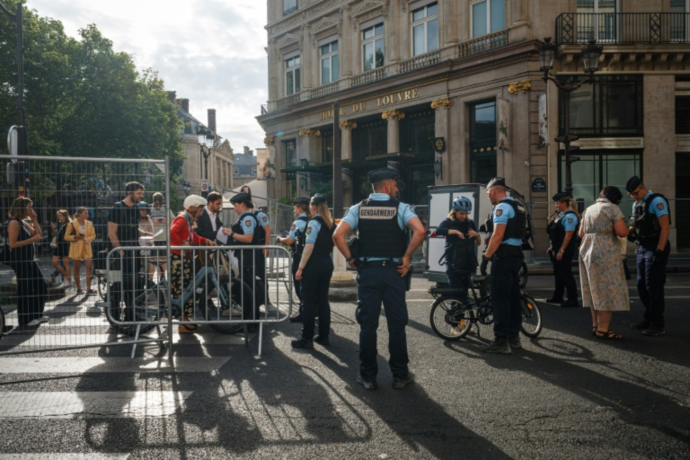 Des gendarmes contrôlent les QR codes et les sacs des piétons et cylclistes près du Louvre à Paris, le 31 juillet 2024 © Dimitar DILKOFF